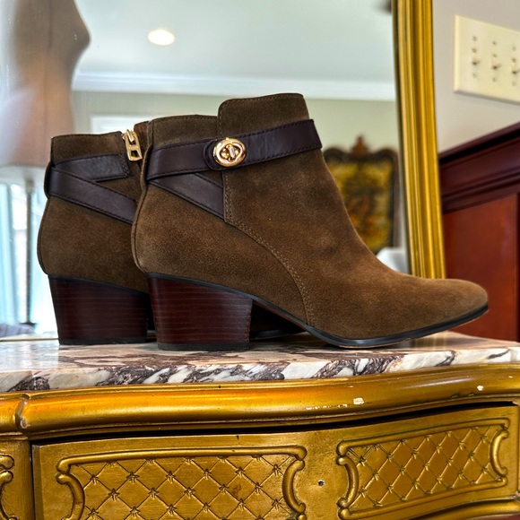 Coach- olive green/brown sueded booties with brown leather strapping - Picture 2 of 11